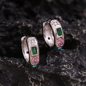 Macro de boucles d'oreilles gouttes dorées 18K avec zircons multicolores