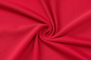 Vue détaillée du tissu en maille rouge avec plis en spirale élégants et texture