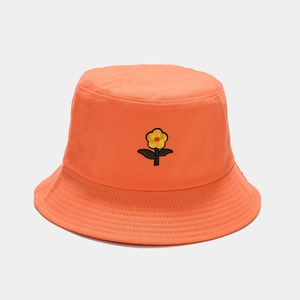 Bob en coton orange avec broderie fleur jaune et bord surpiqué pour protection solaire