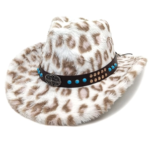 Dettaglio cappello da cowboy leopardato con perle turchesi e fibbia a croce in metallo