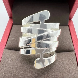 Dettaglio anello a fascia multistrato argento in una scatola regalo in velluto rosso