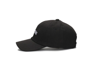 Détail de la broderie blanche York sur casquette de baseball noire en sergé de coton