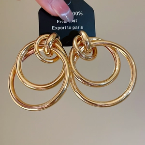 Détails de boucles d'oreilles créoles multicouches en or avec finition en métal poli