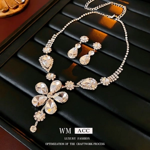 Exaggerated floral rhinestone jewelry set with flower pendant necklace and earrings