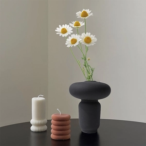 Vaso artistico in ceramica nero opaco con geometria a fungo e candele testurizzate