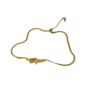 Choker a catena snake dorata con ciondolo a fibbia su sfondo bianco