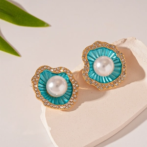 Détails de boucles d'oreilles fleur avec émail bleu et cristaux étincelants