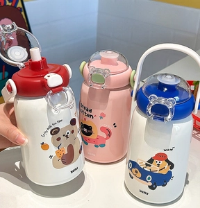 Dettaglio delle illustrazioni di cartoni animati su borracce per bambini