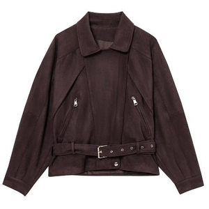 Veste courte en daim marron avec col à revers, fermetures éclair et ceinture à la taille