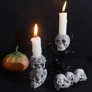 Porte-bougie gothique en forme de crâne avec bougies et décor de citrouille