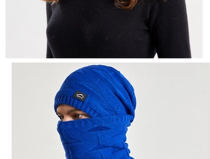 Détail du bonnet d'hiver en tricot bleu avec logo montagne et doublure polaire