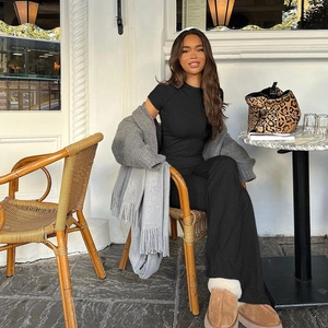 Completo donna con top nero a maniche corte e pantaloni larghi abbinati a scialle grigio