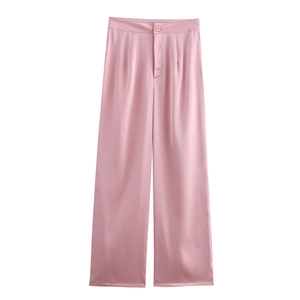 Détail du pantalon large en satin rose montrant la taille haute et le tissu lisse