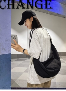 Selfie miroir montrant le sac croissant en nylon noir et le style streetwear urbain