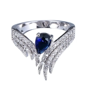 Vue détaillée d'une bague plume avec pierre bleue en poire et zircons scintillants