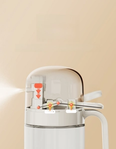 Kitchen glass oil sprayer detail showing double lever pressing mechanism and atomization.