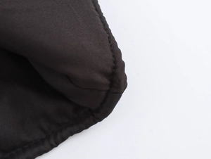 Nahaufnahme der Tweed-Stofftextur und hochwertige Verarbeitungsdetails der Nähte