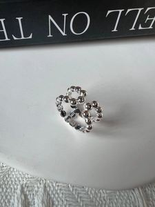 Dettaglio dell'anello a doppio strato in argento S925 con sfere e marchio inciso