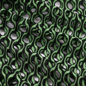 Gros plan sur le tissu en maille rayé vert et noir avec texture ajourée géométrique