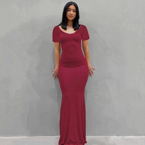 Detalle de vestido largo ajustado burdeos con cuello redondo y mangas cortas de estilo minimalista