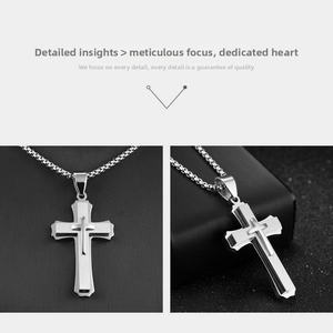 Détail d'un pendentif croix multicouche argenté avec finition brossée et chaîne box
