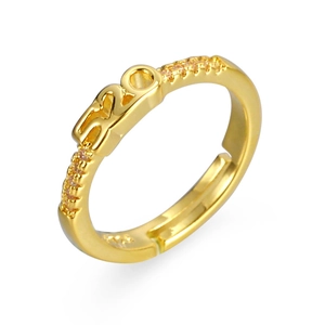 Dettaglio anello oro 520 con cristalli rosa e incisione S925 all'interno della fascia