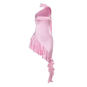 Abito da cocktail in raso rosa monospalla con scollo all'americana e balze