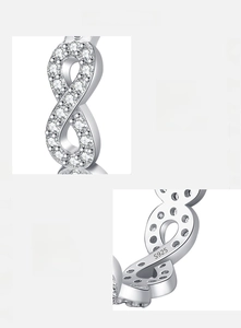 Détail des boucles d'oreilles infini en argent 925 avec pierres de zircone 5A incrustées