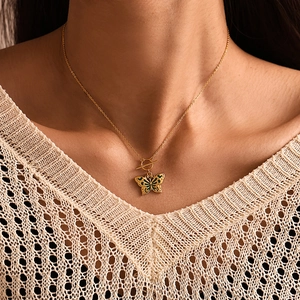 Collana con ciondolo a farfalla dorata con smalto verde e chiusura a T elegante