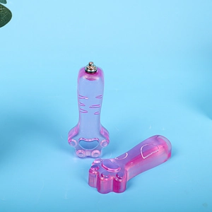 Détail de moules en silicone translucide violet en forme de patte de chat pour résine DIY