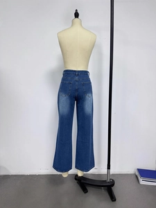 Jean taille haute à jambes larges bleu foncé avec détails des poches arrière