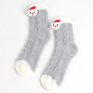 Detail von grauen Plüschsocken mit 3D-Weihnachtsmann-Puppe und weichem weißem Plüschsaum