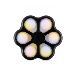 Dettaglio macro del fidget spinner nero a sei petali con perle colorate e numerate