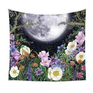 Détail du tapis mural bohème avec une pleine lune et des motifs floraux colorés