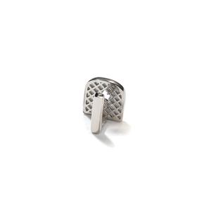 Macro detail van zilveren hip hop grillz met de binnenste gaasstructuur en houder