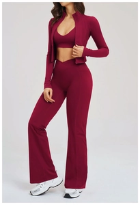Dettaglio del set yoga bordeaux con pantaloni a zampa a vita a V e giacca zip