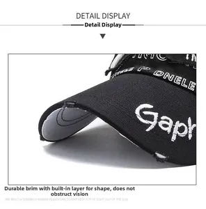 Détail de la casquette de baseball noire montrant la visière structurée pour la forme