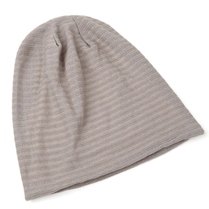 Detailansicht der atmungsaktiven dünnen Baumwolltextur dieser grauen Beanie Mütze für Damen