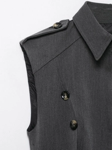 Vue détaillée de la robe sans manches gris foncé avec épaulettes et boutons décoratifs