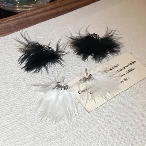 Eleganti orecchini a perno con piume e nappa in argento in stile minimalista