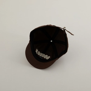 Detailansicht der braunen Baby-Baseballkappe mit Lederband und verstellbarer Metallschnalle