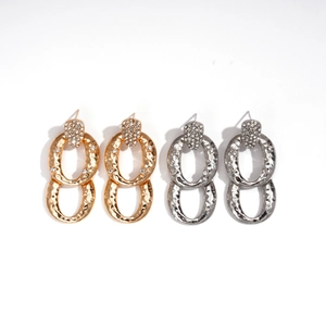 Eleganti orecchini in oro e argento con zirconi ovali e design a cerchi intrecciati