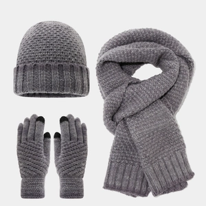 Dettaglio del set invernale grigio con berretto, sciarpa e guanti per touch screen