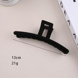 Detail view of large 13cm black flocked hair claw clip with weight and size specs