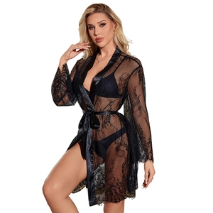 Peignoir sexy en dentelle florale noire avec manches évasées et ceinture en satin