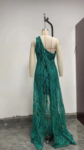 Detail eines smaragdgrünen Pailletten-Abendkleids mit One-Shoulder-Design und hoher Taille