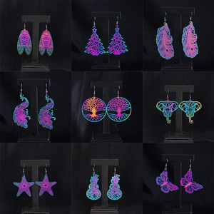 Collezione di orecchini in metallo traforato arcobaleno con motivi naturali e festivi