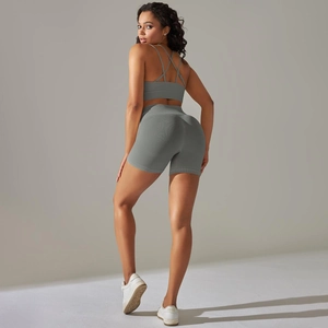 Details zum gerippten grau-grünen Yoga-Set mit Cross-Back-Sport-BH und hohen Shorts