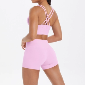 Ensemble de yoga rose deux pièces avec soutien-gorge dos croisé et short gainant