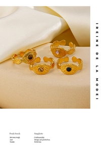 Détail de quatre bagues rétro plaquées or 18 carats avec agate et œil de tigre